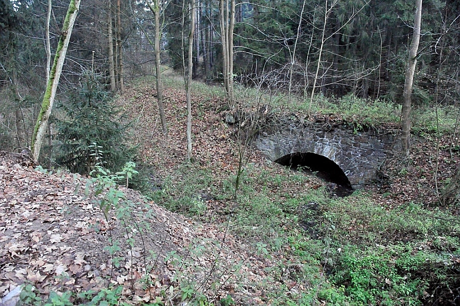 Most s tělesem bývalé císařské silnice
